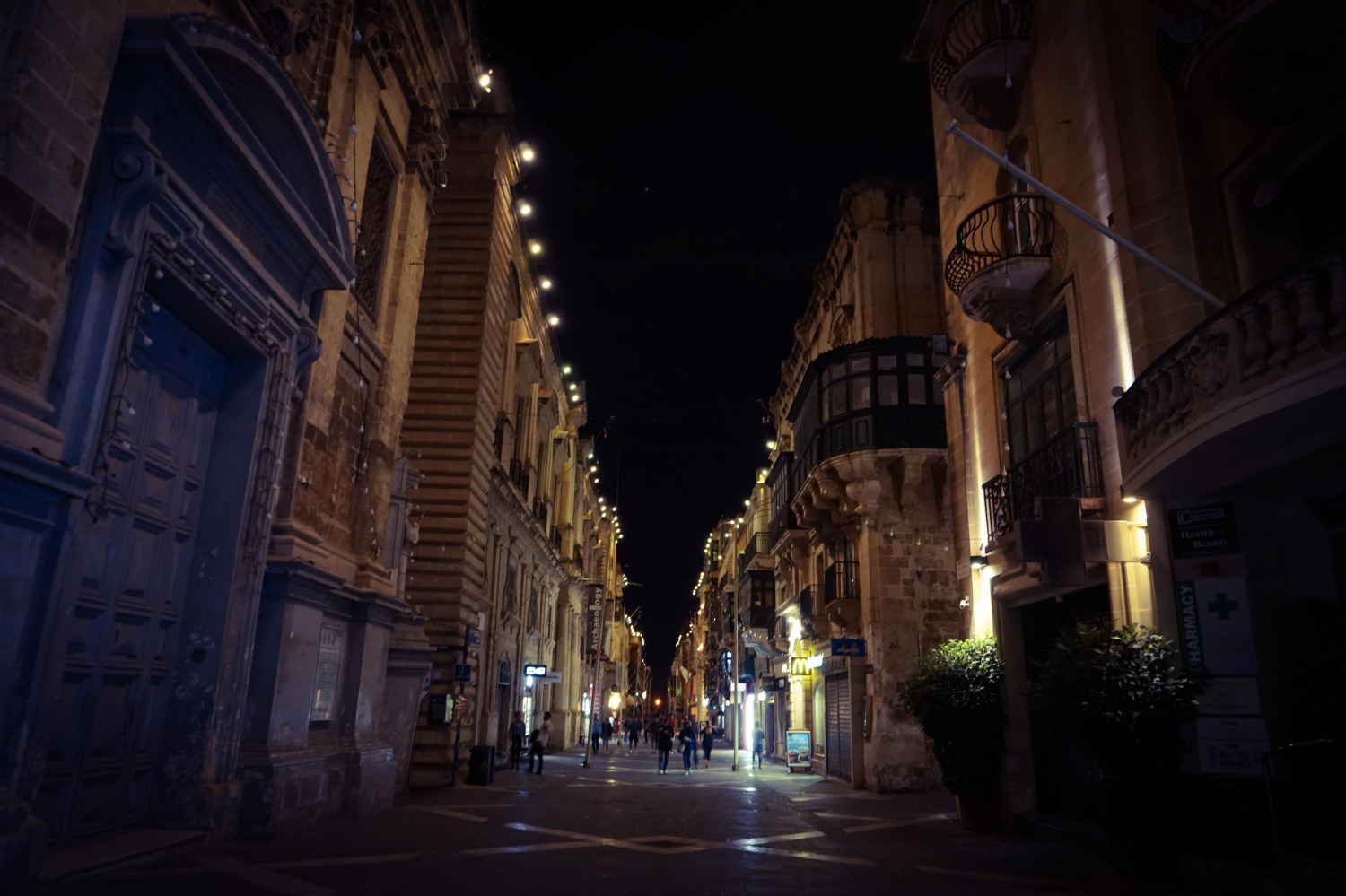 Haupteinkaufsstraße bei Nacht