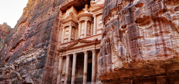 Das Schatzhaus in der berühmten Felsenstadt Petra, Jordanien.
